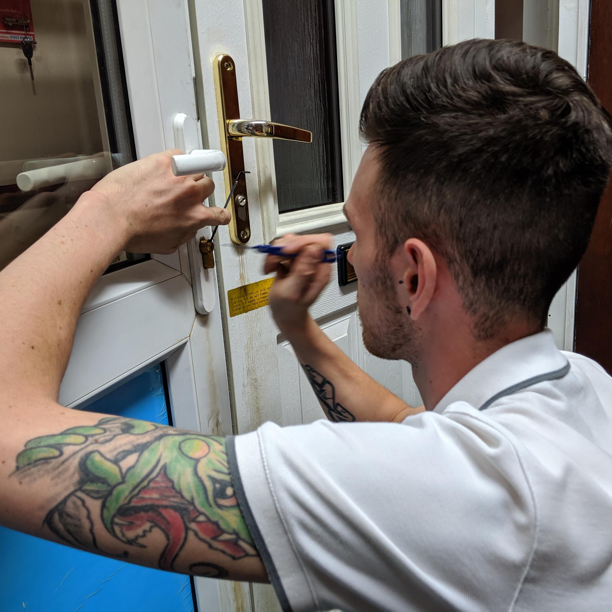 Kent locksmith carrying out non-destructive entry
